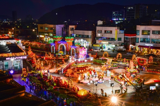 충남 예산군 삼국축제 야간 축제장.ⓒ예산군