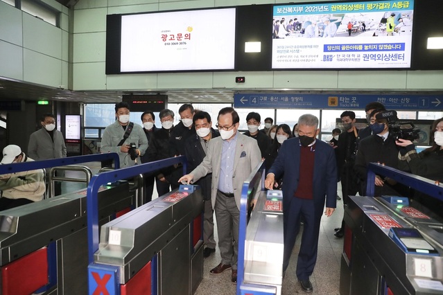 ▲ 박상돈 시장이 지난해 열린 ‘천안형 환승할인제’ 시스템 개통식에서 환승할인을 시연하고 있다.ⓒ천안시