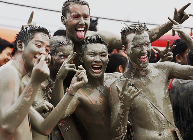 ▲ 보령머드축제에 젊은이들이 머드를 온 몸에 바른 채 즐거워하고 있다.ⓒ보령축제관광재단