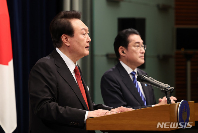 ▲ 윤석열 대통령이 16일 도쿄 총리 관저에서 열린 한일 정상회담을 마친 후 기시다 후미오 일본 총리와 함께 공동 기자회견을 하고 있다. ⓒ뉴시스