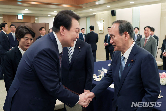 ▲ 윤석열 대통령이 17일 도쿄 시내 한 호텔에서 열린 일한 의원 연맹 및 일한친선협회중앙회 접견에서 일한의원연맹 회장에 취임하는 스가 요시히데 전 총리와 악수하고 있다. ⓒ뉴시스