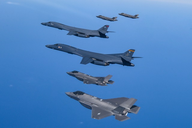 ▲ 한미 공군이 19일 한반도 상공에서 우리측 F-35A 전투기와 미 공군 B-1B 전략폭격기 및 F-16 전투기가 참여한 가운데 연합공중훈련을 실시하는 모습. ⓒ국방부
