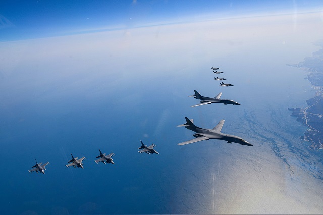 ▲ 한미 공군이 19일 한반도 상공에서 우리측 F-35A 전투기와 미 공군 B-1B 전략폭격기 및 F-16 전투기가 참여한 가운데 연합공중훈련을 실시하는 모습. ⓒ국방부
