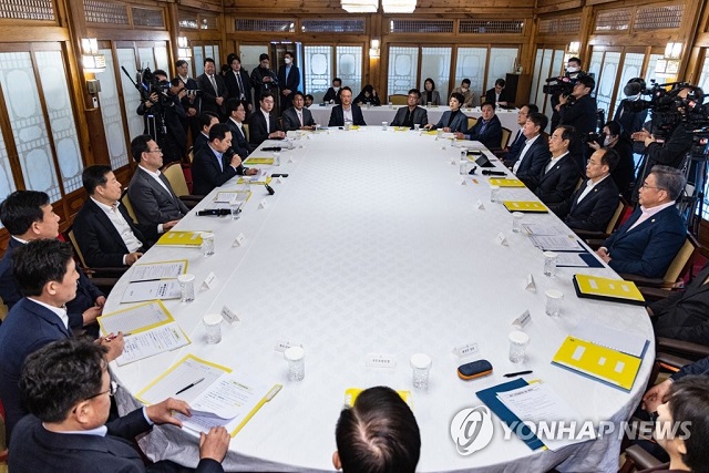 ▲ 국민의힘 김기현 대표(왼쪽 가운데)가 19일 오후 서울 종로구 총리공관에서 한덕수 국무총리와 김대기 대통령 비서실장 등 당과 정부, 대통령실 핵심관계자들이 참석한 가운데 열린 당정 협의에서 발언하고 있다.ⓒ연합뉴스