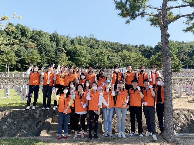 ▲ 미래에셋생명 임직원들이 국립서울현충원을 방문해 묘역관리 후 기념촬영을 하고 있다.ⓒ미래에셋생명