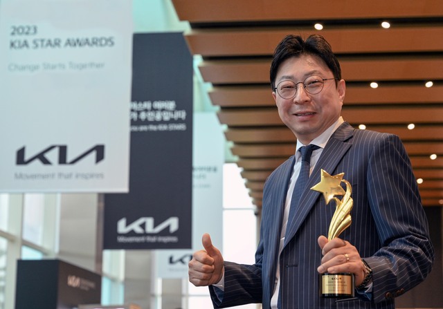 ▲ 기아 판매왕에 오른 상암지점 이광욱 선임 오토컨설턴트 ⓒ기아