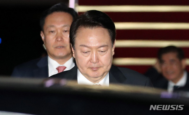 ▲ 1박2일간 일본 순방 일정을 마친 윤석열 대통령이 17일 경기도 성남 서울공항에 도착해 차량으로 향하고 있다. ⓒ뉴시스