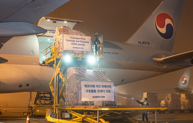 ▲ 대한항공이 20일 새벽 출발하는 튀르키예 이스탄불행 화물기를 편성하여, 현지 지진 피해를 입은 이재민들을 위한 구호물자를 수송하고 있다. ⓒ대한항공