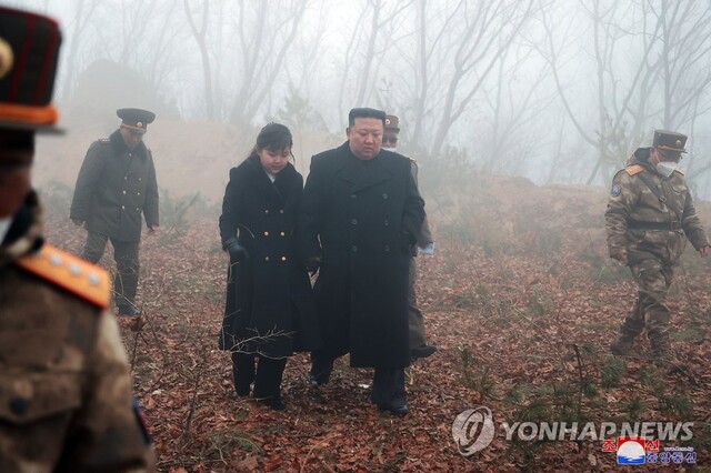 지난 18∼19일 북한 김정은이 딸 주애가 참관한 가운데 전술핵운용부대들의 '핵반격 가상 종합전술훈련'을 진행했다고 조선중앙통신이 20일 보도했다. ⓒ조선중앙통신/연합뉴스