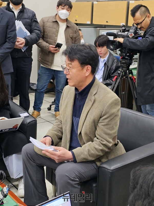 ▲ 대전경찰청 김재춘 광역수사대장이 20일 대전청에서 지난 12일 밤 대형화재가 발생한 한국타이어 대전공장 조사와 관련해 기자들에게 브리핑을 하고 있다.ⓒ김정원 기자