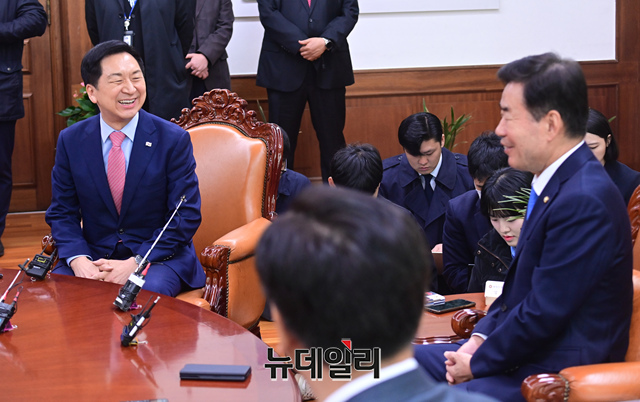 ▲ 김진표 국회의장이 20일 오전 국회 의장실을 예방한 김기현 국민의힘 대표 환담을 나누고 있다.ⓒ이종현 기자