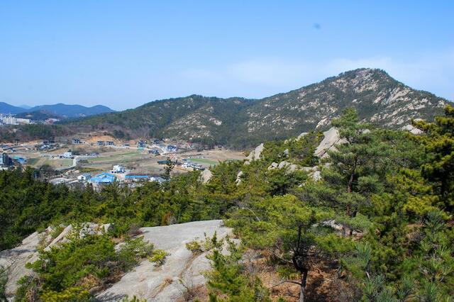 ▲ 하얀 꽃이 핀 듯이 바위산의 태안군 백화산 전경.ⓒ진경수 山 애호가