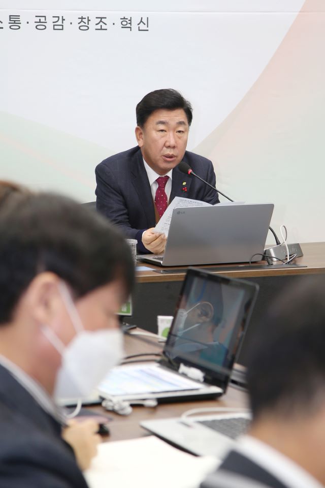 ▲ 이범석 충북 청주시장이 20일 임시청사 소회의실에서 주간업무보고를 주재하고 있다.ⓒ청주시