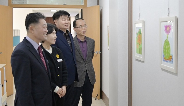 ▲ 윤병구 공주시의회 의장이 20일 의회 시민예술공간에 전시된 어르신 감성 작품을 보고 있다.ⓒ공주시의회