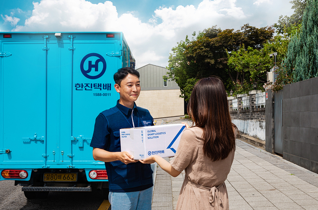 ▲ 한진택배기사가 고객에게 상품을 배송하는 모습. ⓒ㈜한진