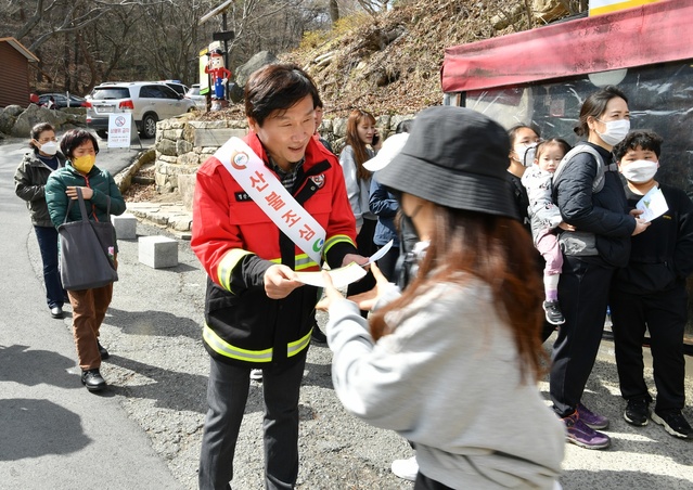 ▲ 조현일 경산시장은 18일 와촌 선본사에서 주지 스님, 와촌 의용소방대, 산불감시대, 관련 유관기관 등 70여 명이 함께 ‘산불예방 캠페인 현장 릴레이 챌린지’에 참여해 산불 예방에 총력을 다하고 있다.ⓒ경산시