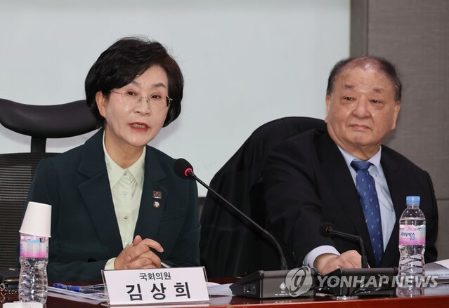 ▲ 더불어민주당 대일굴욕외교대책위원회 위원장인 김상희 의원이 20일 오후 국회 의원회관에서 열린 '윤석열-기시다 한일 정상회담 분석·평가' 긴급좌담회에서 발언하고 있다. 오른쪽은 강창일 전 주일대사. ⓒ연합뉴스