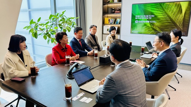 ▲ 이달희 경북도 경제부지사(왼쪽 두번째)가 유한건강생활 본사를 방문해 투자유치 간담회를 가졌다.ⓒ경북도