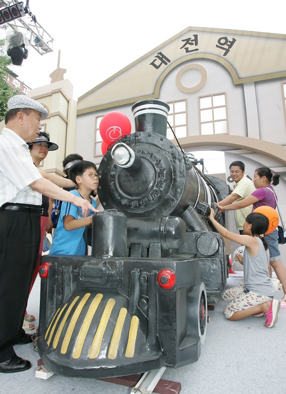 ▲ 대전 동구청이 2009년 8월에 개최한 ‘대전역 영시 축제’. 사진은 기관차 모형.ⓒ대전 동구