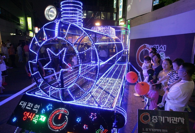 ▲ 대전 동구청이 2009년 개최한 대전역 영시 축제 당시 등장했던 증기기관차 모형(영상 시그니처)을 아름답게 꾸며 놓았다.ⓒ대전 동구