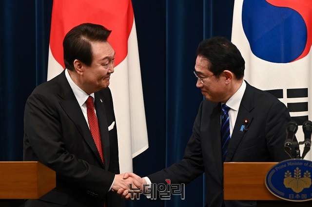 ▲ 윤석열 대통령과 기시다 후미오 일본 총리가 지난 16일 도쿄 총리 관저에서 공동기자회견을 마친 뒤 악수하고 있다.ⓒ대통령실 제공