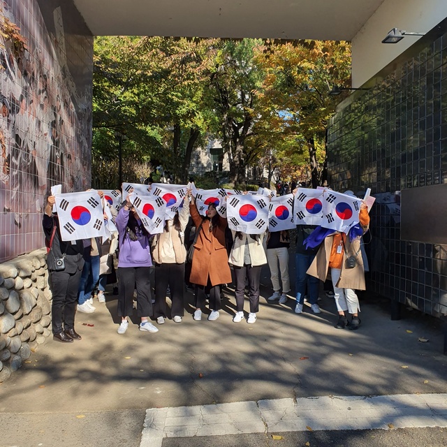 ▲ 지난해 대구여성탐방로 반지길 탐방객이 3.1만세운동길에서 태극기로 만세운동을 재현하고 있다.ⓒ행복진흥원