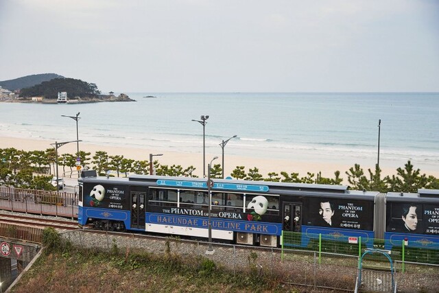 ▲ 해운대 바다를 달리는 '유령 열차'.ⓒ클립서비스·블루라인파크