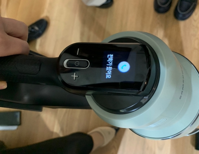 ▲ '비스포크 제트 AI' 사용 중 전화 수신을 확인하는 모습. ⓒ이성진 기자