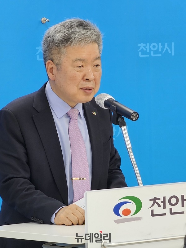 ▲ 김종형 천안시 농업환경국장이 21일 시청 브리핑실에서‘빵의 도시 천안’에서 ‘2023 베리베리 빵빵데이 천안’이 오는 25일부터 이틀간 개최한다고 밝혔다.ⓒ김정원 기자