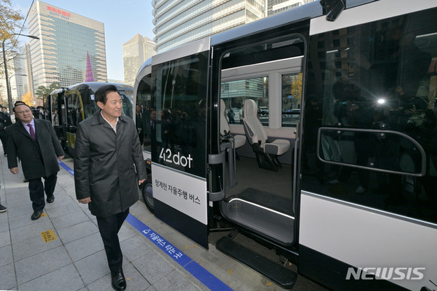 ▲ 지난해 11월 24일 서울 중구 청계광장에서 열린 '청계천 자율주행버스 운행 선포식'에서 오세훈 서울시장과 관계자들이 전기 자율주행 전용버스에 탑승하고 있다. ⓒ뉴시스