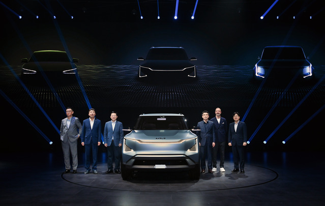 ▲ 송호성 기아 사장 등이 콘셉트 EV5와 함께 포즈를 취했다. ⓒ기아