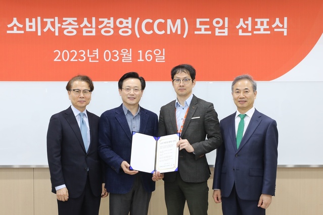 ▲ 김이배 제주항공 대표이사(왼쪽에서 두 번째)와 김경원 제주항공 커머셜전략실장(사진 오른쪽에서 두번째)이 16일 오전 10시 방화동 국제청소년센터에서 김태영 한국소비자경영협의회 대표, 황국인 한국소비자경영의회 전문위원과 소비자중심경영 선포식을 진행하고 있다. ⓒ제주항공