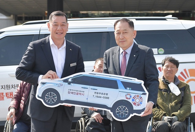▲ 최원철 공주시장(왼쪽)이 지난 20일 시청 현관 앞에서 장원석 ㈔충남지체장애인협회 충남협회 공주시지회장에 장애인 콜택시를 전달한 뒤 기념사진을 찍고 있다.ⓒ공주시