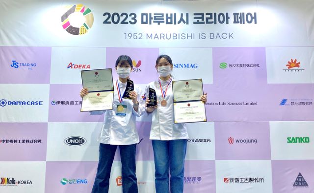 ▲ ‘제1회 학생 제빵 경연대회’에 참가한 서원대학교 호텔외식조리학부 학생들이 상을 받고 기념사진을 찍고 있다. (왼쪽부터) 호텔외식조리학부 정지원, 김윤수 학생.ⓒ서원대