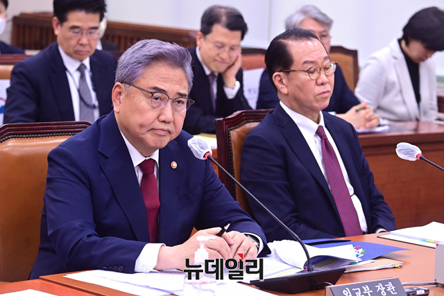 박진 외교부 장관이 21일 오후 국회에서 열린 외교통일위원회 전체회의에 출석해 의원들의 질문에 답하고 있다. ⓒ이종현 기자