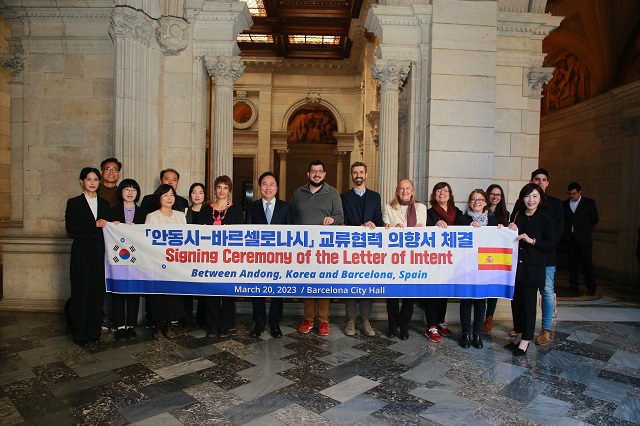 ▲ 권기창 안동시장을 비롯한 안동시 대표단이 지난 20일 스페인 바르셀로나시를 방문해 양 도시 간 교류협력을 위한 의향서를 체결했다.ⓒ안동시