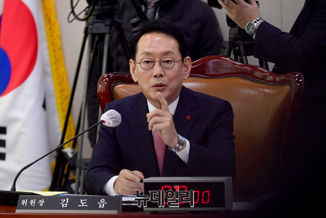 ▲ 김도읍 법제사법위원회 위원장이 2월15일 오전 국회에서 열린 전체회의에서 최강욱 더불어민주당 의원과 설전을 벌이고 있다. ⓒ이종현 기자