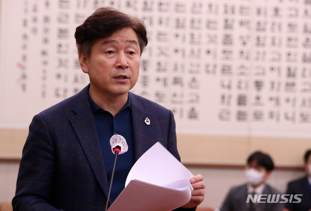 ▲ 기동민 국회 법제사법위원회 법안심사제1소위원장이 2월23일 오후 서울 여의도 국회에서 열린 법제사법위원회 전체회의에서 심사보고를 하고 있다 ⓒ뉴시스