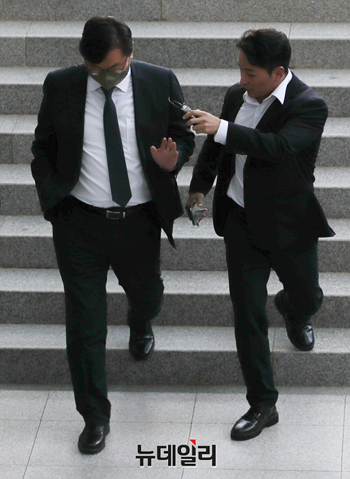 ▲ 쌍방울 그룹으로부터 억대의 금품을 수수한 혐의를 받고 있는 이화영 킨텍스 대표가 지난해 9월27일 수원지방법원에서 열린 사전구속영장 실질심사(구속 전 피의자심문)에 출석하고 있는 모습. ⓒ정상윤 기자