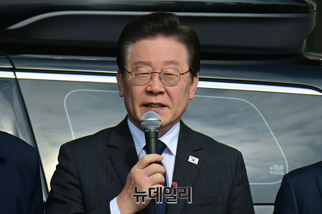 ▲ 이재명 더불어민주당 대표가 22일 국회 본청 앞에서 열린 대일굴종외교 규탄 태극기달기 운동 행사에서 모두발언을 하고 있다.ⓒ이종현 기자