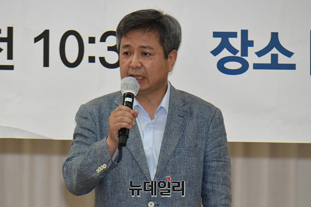 ▲ 문재인 정권이 들어선 이후 이른바 '적폐청산' 대상으로 몰려 취임 8개월 만에 물러난 김장겸 전 MBC 사장이 2022년 6월 10일 서울 여의도 이룸센터에서 열린 공정언론국민연대 창립대회에 참석해 축사를 하고 있다. ⓒ이종현 기자