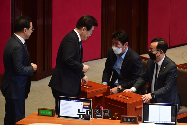 ▲ 이재명 더불어민주당 대표 및 지도부가 지난달 27일 국회에서 열린 본회의에서 자신에 대한 체포동의안 투표를 하고 있다.ⓒ이종현 기자