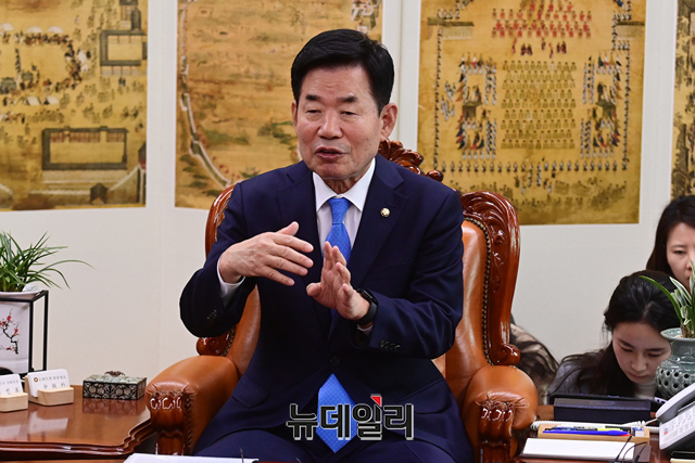 ▲ 김진표 국회의장, 주호영 국민의힘 원내대표, 박홍근 더불어민주당 원내대표가 지난 20일 오전 국회 의장실에서 회동을 갖고 대화를 나누고 있다. ⓒ이종현 기자