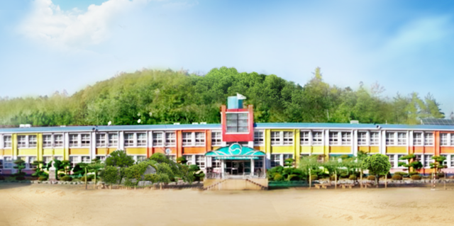 ▲ 전라남도 강진군 성전면 예향로에 위치한 현재 성전초등학교의 모습. 한국전쟁 당시 초등학교 뒷산 방공호 3곳에서 총살이 자행됐으나, 현재는 방공호가 없어진 것으로 전해진다. ⓒ진실·화해를위한과거사정리위원회