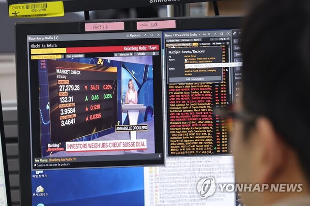 ▲ 20일 오전 서울 중구 하나은행 딜링룸에서 한 직원이 위기설에 휩싸인 크레디트스위스(CS)를 인수한 스위스 최대 금융기관 UBS 관련 뉴스를 보고 있다.ⓒ연합뉴스