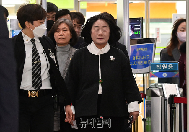 ▲ 정의기억연대 후원금 유용 혐의로 기소된 윤미향 무소속 의원이 지난달 10일 오후 서울 마포구 서부지방법원에서 열린 1심 선고공판 직후 법원을 나서고 있다. ⓒ정상윤 기자