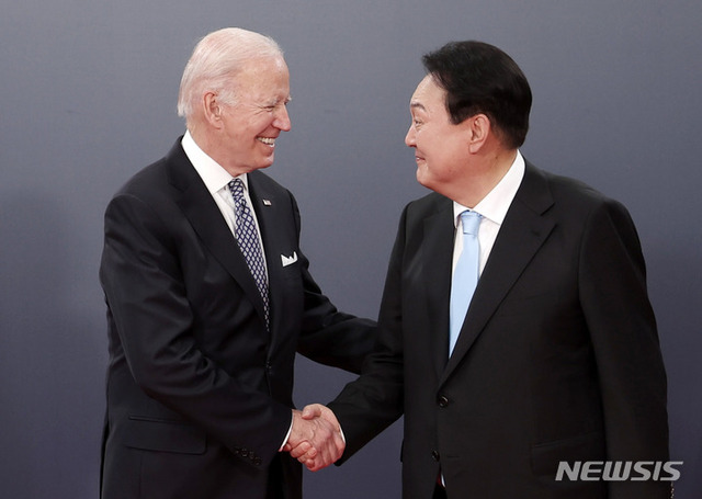 ▲ 윤석열 대통령과 조 바이든 미국 대통령이 지난해 5월 서울 용산 대통령실 청사에서 악수하며 기념촬영하고 있다. ⓒ뉴시스