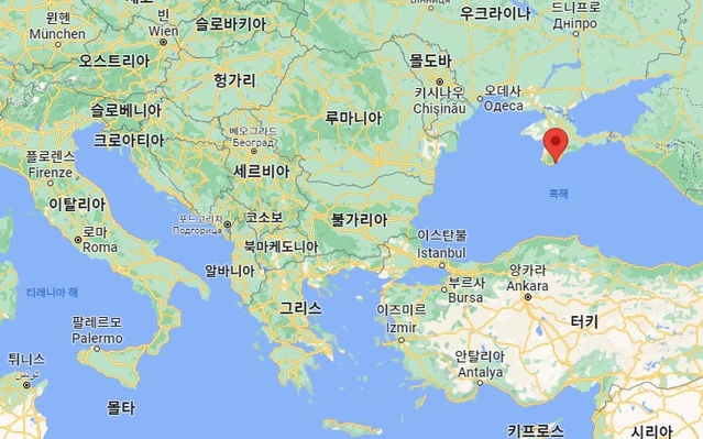 ▲ 얄타의 위치(오른쪽 위 빨간풍선 표지). 미국에서 출발한 루즈벨트 대통령 함대는 대서양을 건너 지중해로 들어와 왼쪽 아래 몰타(Malta)에 기착. 하룻밤 자고  비행기로 바꿔타고 크림반도에 도착, 자동차로 6시간 달려 얄타 회담장에 들어감. 휠체어를 탄 '환자' 루즈벨트는 직선거리 약 1만㎞를 여행하고 녹초가 되었다.(구글지도 캡처)