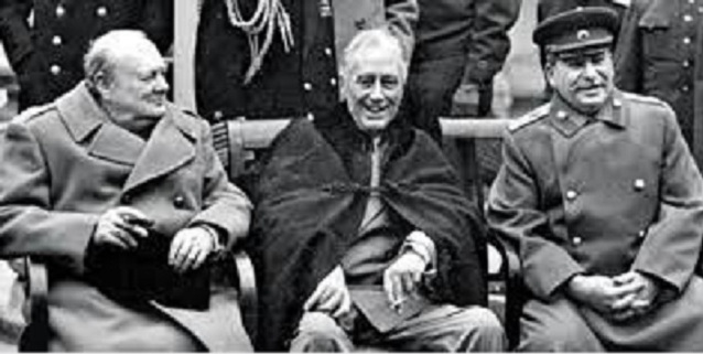 얄타회담 3거두, 왼쪽부터 처칠, 루즈벨트, 스탈린. 시거를 들고 있는 처칠 옆에 루즈벨트도 담배를 피우고 있다.(자료사진)
