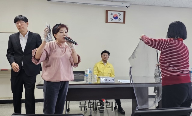 ▲ 한국타이어 대전공장 화재와 관련 한 상인이 방충망에 검댕이가 붙은 것을 화장지로 닦아내 오염된 것을 확인해 주고 있다.ⓒ김정원 기자
